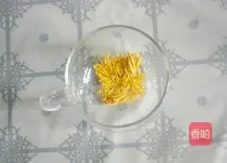 Illustration of how to make linden honey golden chrysanthemum tea 3