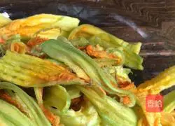 Illustration of how to make pumpkin flower cake 2