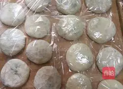 Illustration of how to make leek, egg and shrimp skin pancakes 7