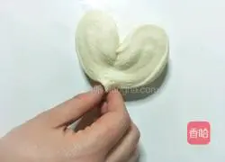 Illustration of how to make heart-shaped white steamed buns 13