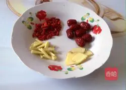 Illustration of how to make mushroom and chicken soup 3