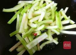 Illustration of how to make scrambled eggs with watermelon rind 9