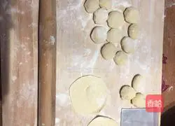 Illustration of how to make carrot, egg, vermicelli and fungus stuffed dumplings 6