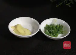 Illustration of how to make preserved egg and tofu soup 5