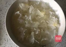 Illustration of how to make loquat, golden orange, snow pear and white fungus soup 1