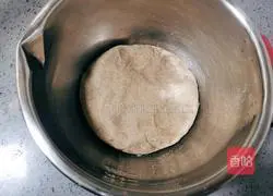 Illustration of how to make black whole wheat steamed buns 4