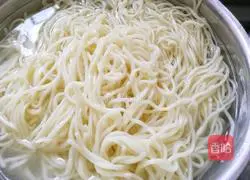 Illustration of how to make mushroom meat sauce noodles 3