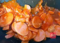 Illustration of how to make sausage and tomato pasta 3