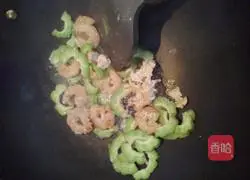 Illustration of how to stir-fry bitter melon with shrimps 3