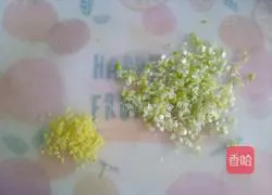 Illustration of how to make carrot, mushroom and meat dumplings 3