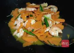 Illustration of how to make fried carrots and shrimps 7