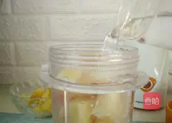 Illustration of how to make carambola and apple honey juice 5