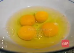 Illustration of how to make scrambled eggs with winter bamboo shoots and leeks 1