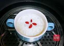 Illustration of how to stew bird's nest with wolfberry milk 15