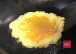 Illustration of how to make chrysanthemum egg noodle soup 4