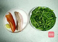 Illustration of how to make fried meat with garlic sprouts 1