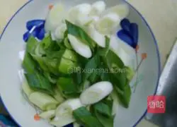 Illustration of how to make fried eggs with green onions 2