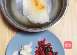 Recipe for Lily, Longan and Tremella Soup (moistening lungs and nourishing blood) 2