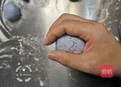 Illustration of how to make octopus bean paste buns 7