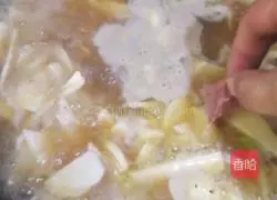 Illustration of how to make taro meat soup 6