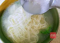 Illustration of how to make chicken soup noodles 21