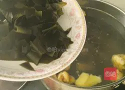 Illustration of making black bean, kelp and white radish chicken soup 11