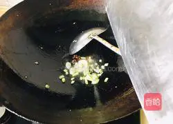 Illustration of how to make green pepper, egg and tomato noodles 7