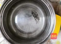 Illustration of how to make rock sugar and snow pear soup 3