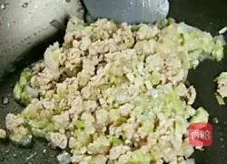 Illustration of how to replenish water with two melon soup 4