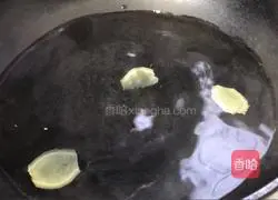 Illustration of how to make shredded vegetable and pork noodle soup 3