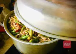 Illustration of how to make steamed noodles with lean meat and plum beans 17