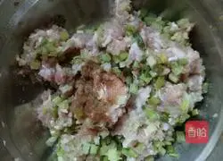 Illustration of how to make celery and pork filling 6