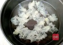 Illustration of how to make wolfberry and water chestnut corn syrup 3