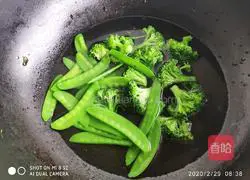 Illustration of how to make fried pasta with fresh vegetables 3