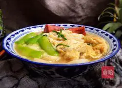 Illustration of how to make loofah and egg noodle soup 15