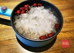 Illustration of how to make white fungus and red date soup 6