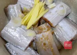 Illustration of Braised Hairtail Fish in Oil 3