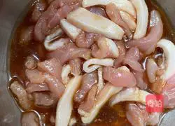 Illustration of how to stir-fry shredded pork with garlic moss 4