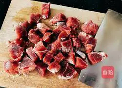 Illustration of how to make bigfoot fungus, bean sprouts and beef tendon soup 4