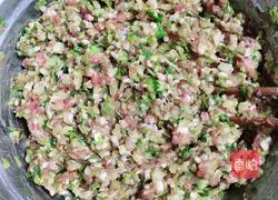 Illustration of how to make spicy and sour fresh meat wontons 4