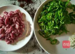 Illustration of how to make fried pork with hot pepper 1