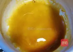 Illustration of how to make caramel milk tea 4