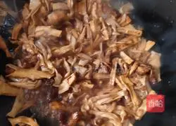 Illustration of how to make braised pork belly and dried bamboo shoots 3