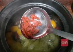 Illustration of how to make kumquat, jujube and pear syrup 6