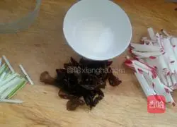 Illustration of how to make shredded radish soup 1