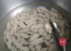 Illustration of how to make scissor noodles 6