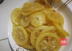 Illustration of how to make lemon slices 8