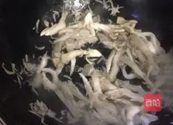 Illustration of how to make nutritious oyster mushroom soup 3