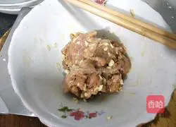 Black pepper mushroom fish Illustration of how to make meatball meat noodle soup 4