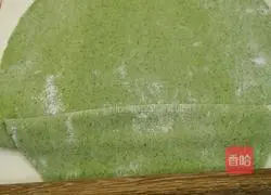 Spinach noodles dipped in water Practice illustration 7